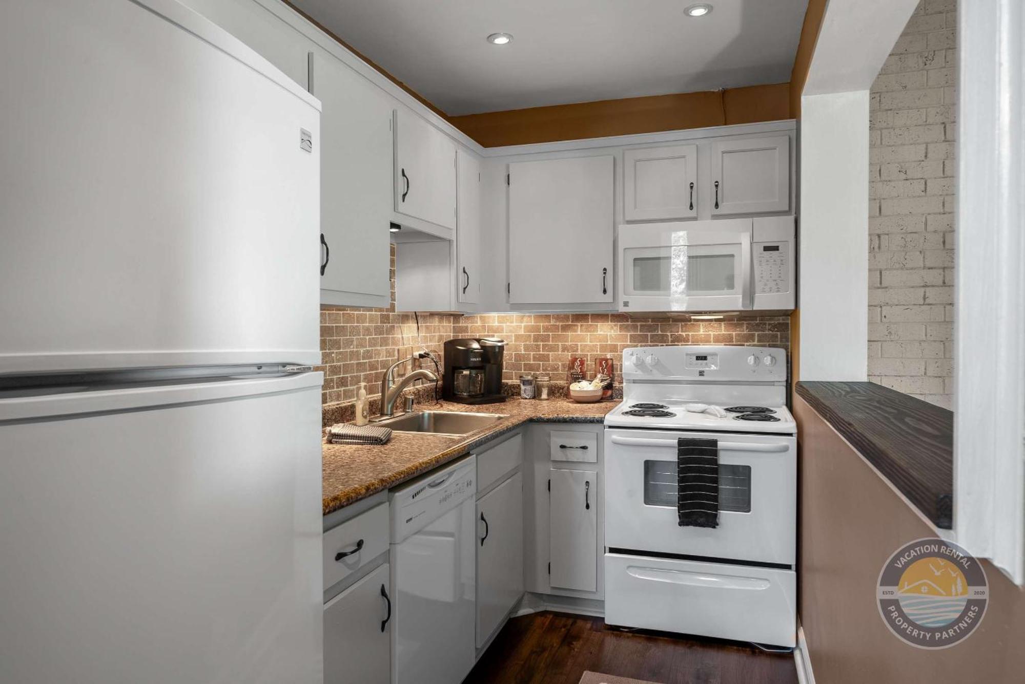 New Lake Como Condo With Lake Views Lake Geneva Bagian luar foto
